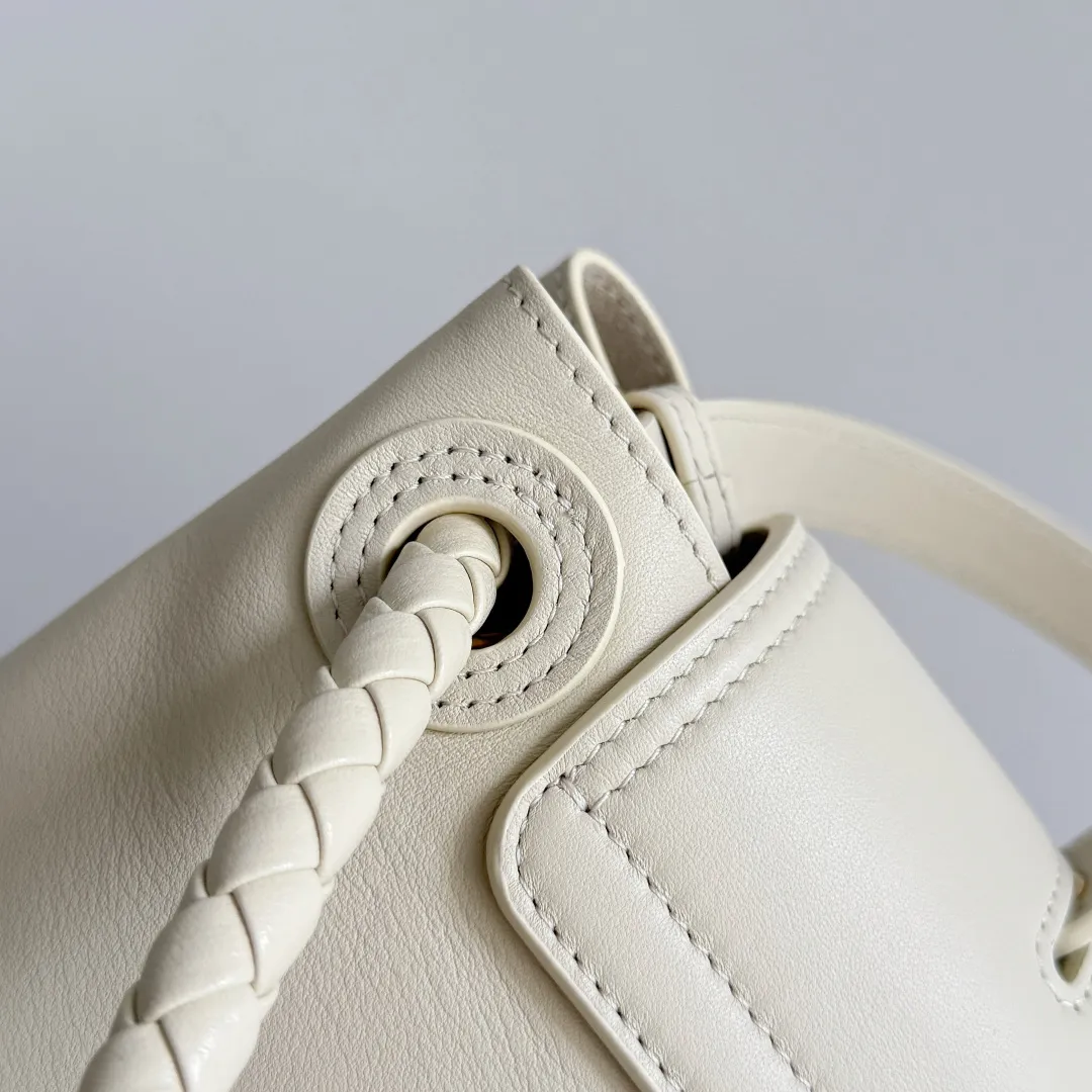 Batch 2360 BottegaVeneta Latest Ciao Ciao Bag Silky cowhide two-way flap handbag with signature twist detail, hidden hook closure, flap can be fastened to the front or attached to the INTRECCIATO woven interior pocket, comes with an adjustable and detachable crossbody strap, interior compartment, and also features a zippered pocket. The surprise flap has various shapes. Style 1 - Cover the bag surface and expose the knot decoration. Style 2 - Place the flap inside the bag. A buckle is also designed. Style 3 - The U-shaped position of the top handle in the hand bag. Style No.: 817231 Size: 34*26*15cm